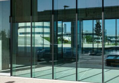 Comment bien choisir sa porte automatique ? 5 critères essentiels