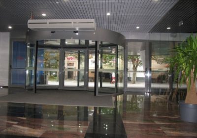 Quels sont les avantages des portes automatiques par rapport aux portes manuelles ?