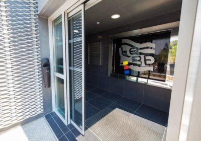 Comment fonctionne une porte coulissante automatique ?