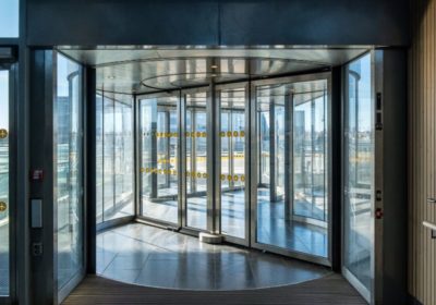 Quelles sont les différences entre la porte automatique coulissante et la porte automatique battante ?