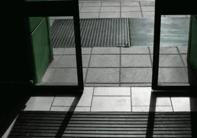 Quelles sont les performances d’isolation des portes automatiques ?