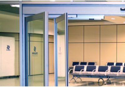 Quelles sont les options de personnalisation disponibles pour les portes automatiques ?