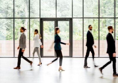 Sécurité et accessibilité : le rôle des portes battantes automatiques dans les bâtiments publics