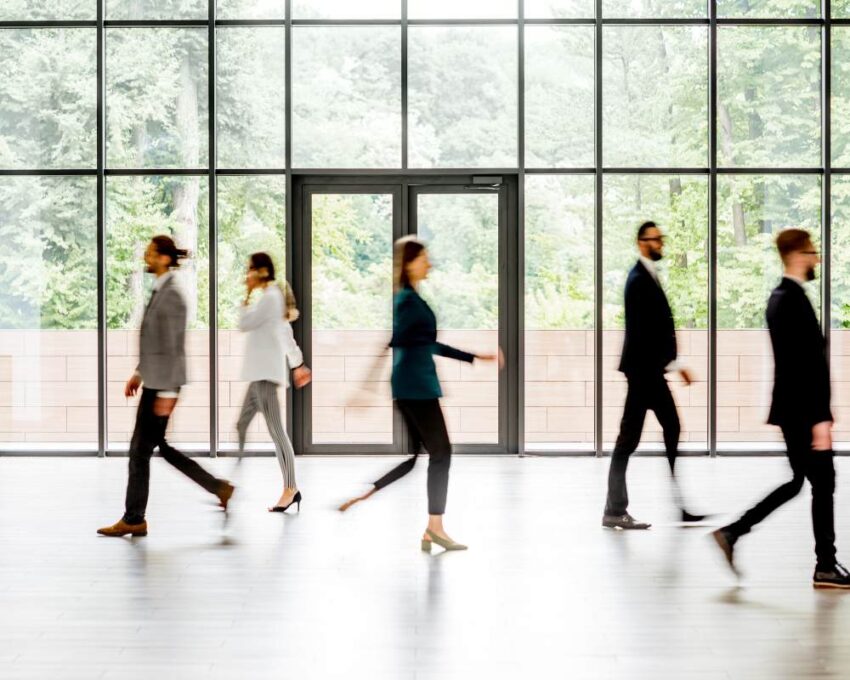 Sécurité et accessibilité : le rôle des portes battantes automatiques dans les bâtiments publics