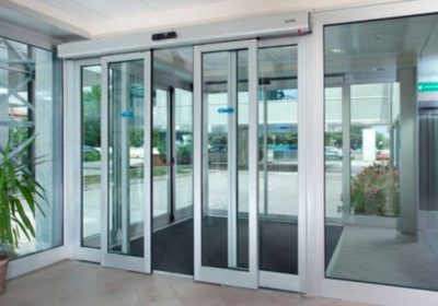 Porte automatique battante ou porte coulissante automatique, quelle est la meilleure solution pour votre bâtiment ?
