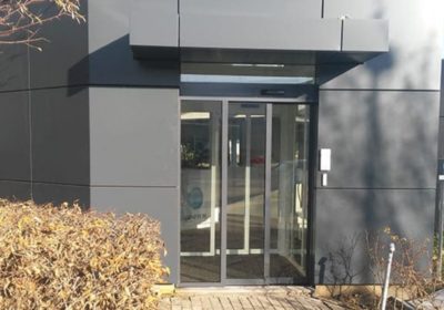 Double porte automatique coulissante moderne à l'entrée d'un bureau à Bruxelles