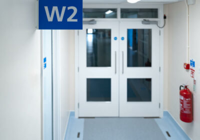 Comment fonctionne une porte battante automatique ?