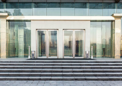 Quels sont les avantages de la porte de secours automatique ?